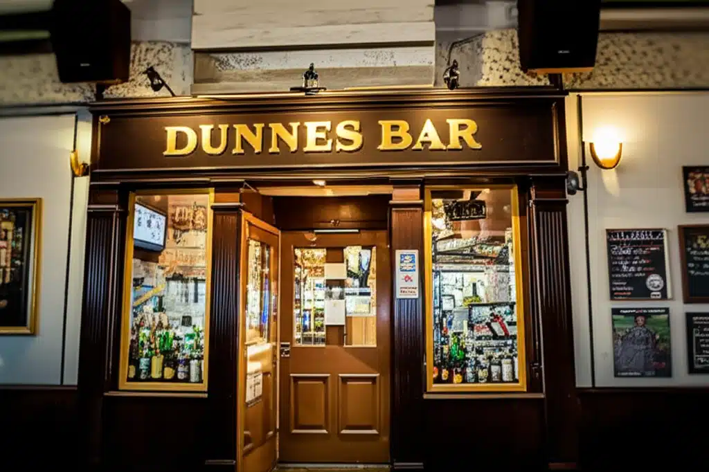 Dunnes Bar 1 Baile na Dunnes: Grianghraf de Phearsa Taibhéirthe in Áit Fásta