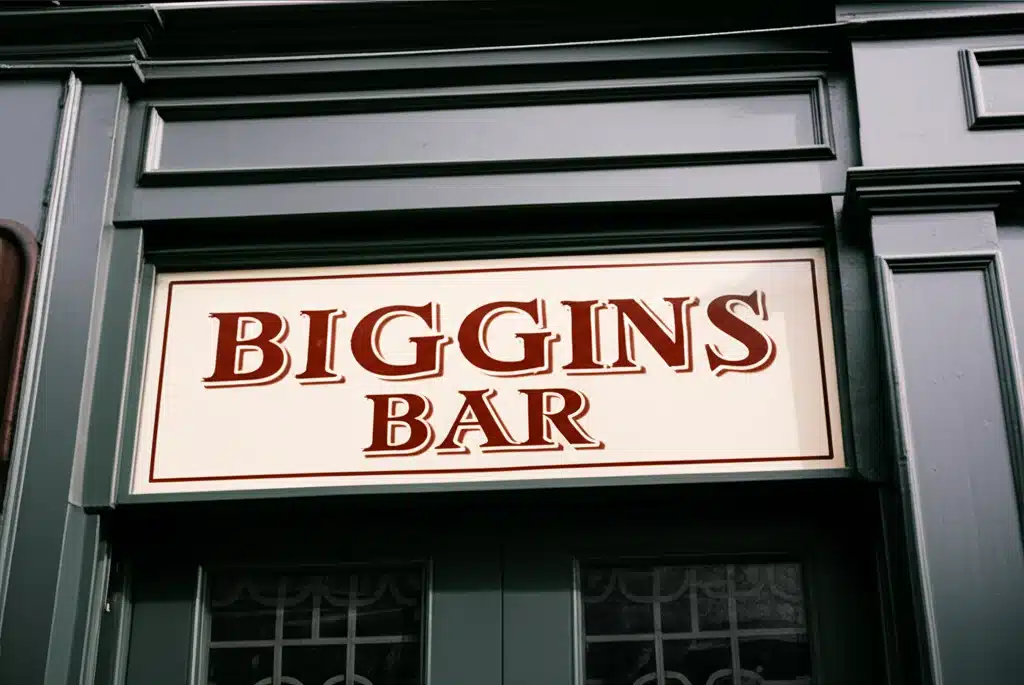 Biggins Bar: Teach Tabhairne Tradiúnta i gCroílár na Cathrach