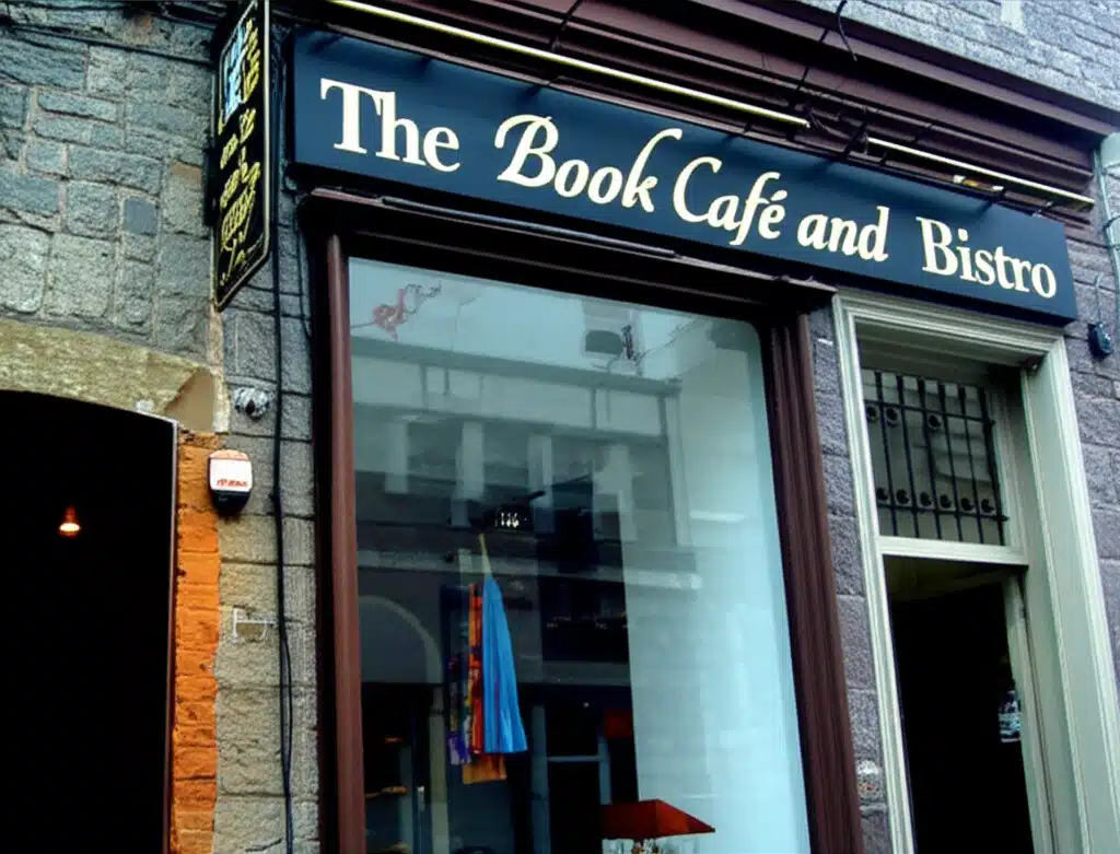 Café Leabharlainne agus Bistró: Áit Sásta le Leabhair agus Bia