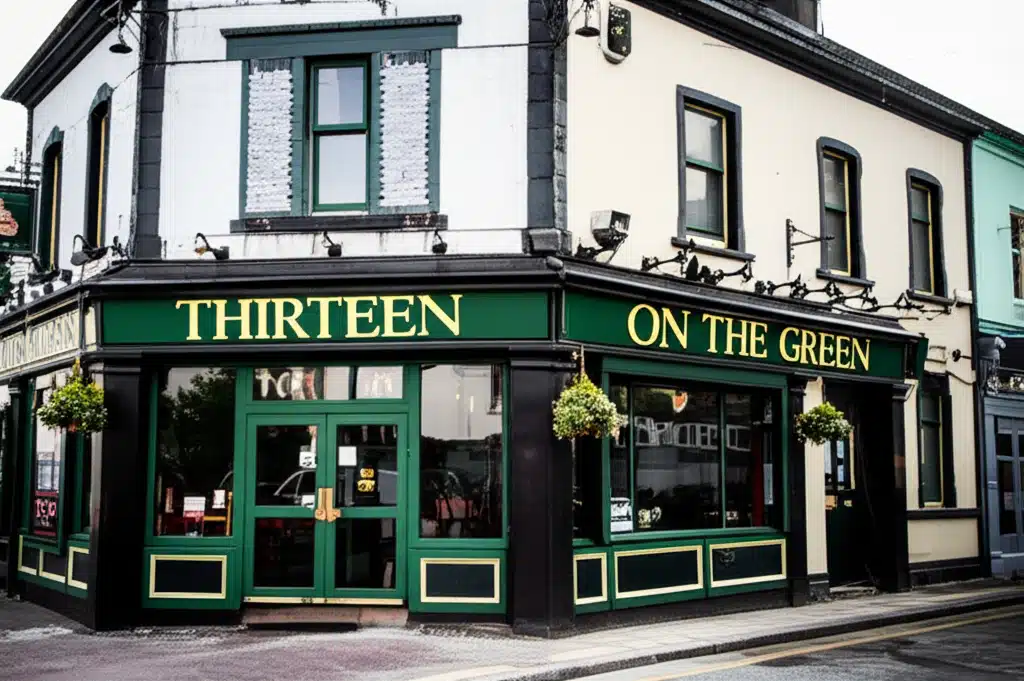 Thirteen On The Green 1 Ceathrar Déag ar an Ghlas: Radharc ar Thirtee on the Green