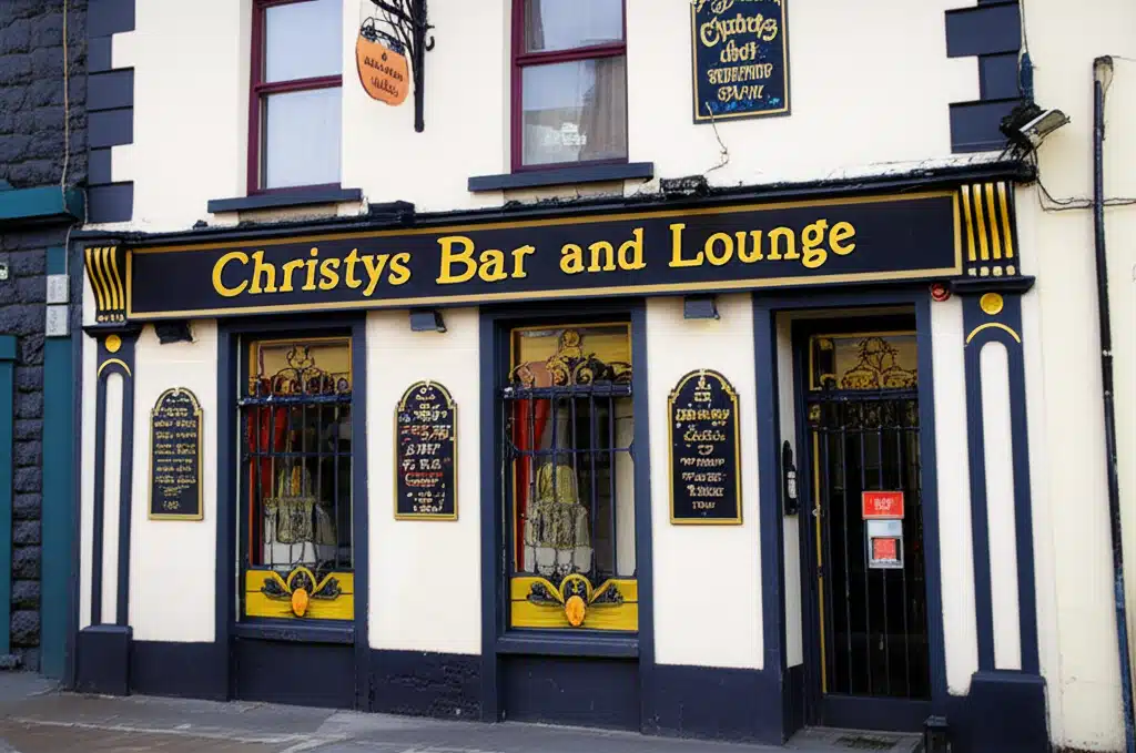 Christys Bar and Lounge 1 Christys Bar & Lounge: Teach Tábhairne agus Seomra Suite i gCúirt