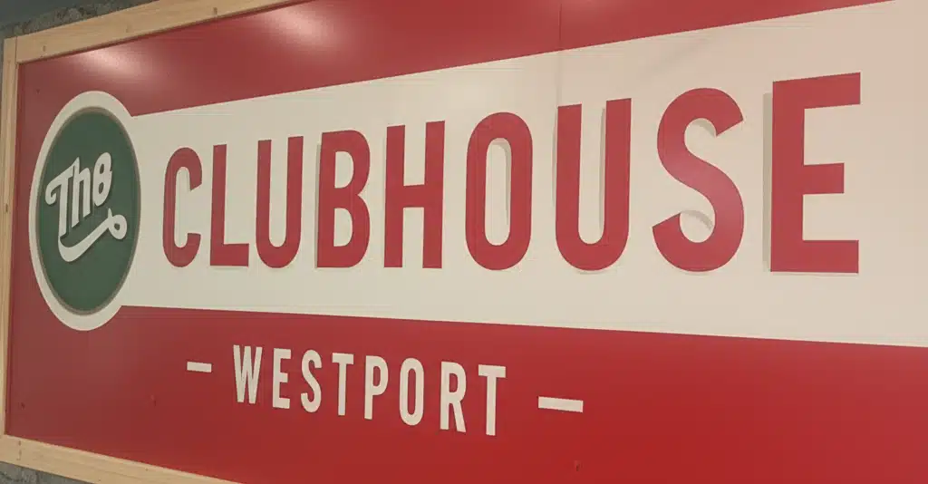 Clubhouse Westport: Teach Comhpháirteach i gCrois Bhaile an Iarthair