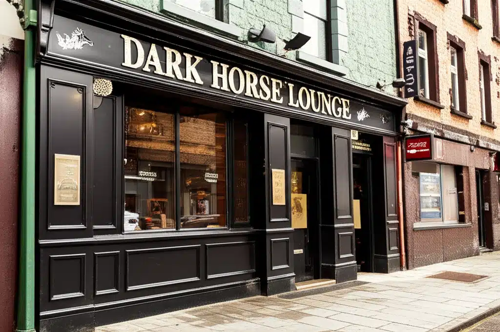 Dark Horse Lounge 1 Dark Horse Lounge: Teach Tabhairne Seacláideach i gCór na hOíche