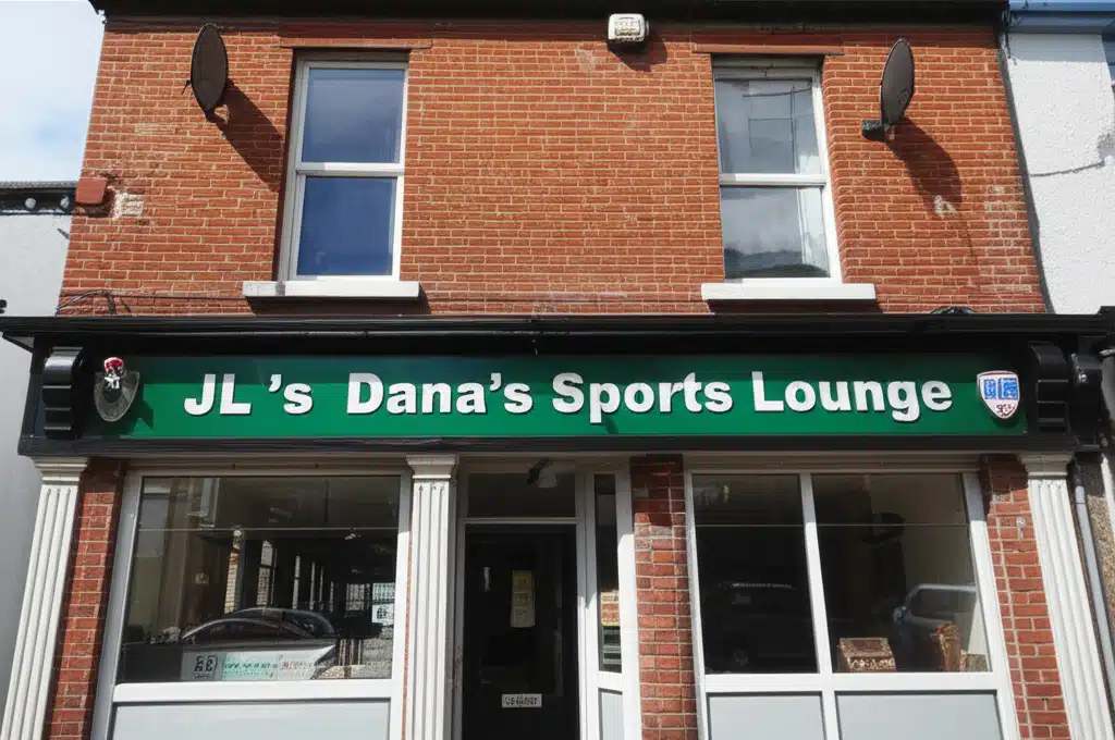 JL's Dana's Sports Lounge 1 Lóistín Spóirt Dana agus JL: Spás Spóirt Sár-Chomhforasach