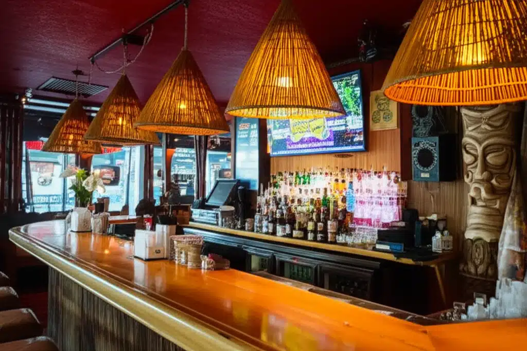 Mama Kwans Tiki Bar & Grill: Bia, Deoch agus Craic ar an Trá
