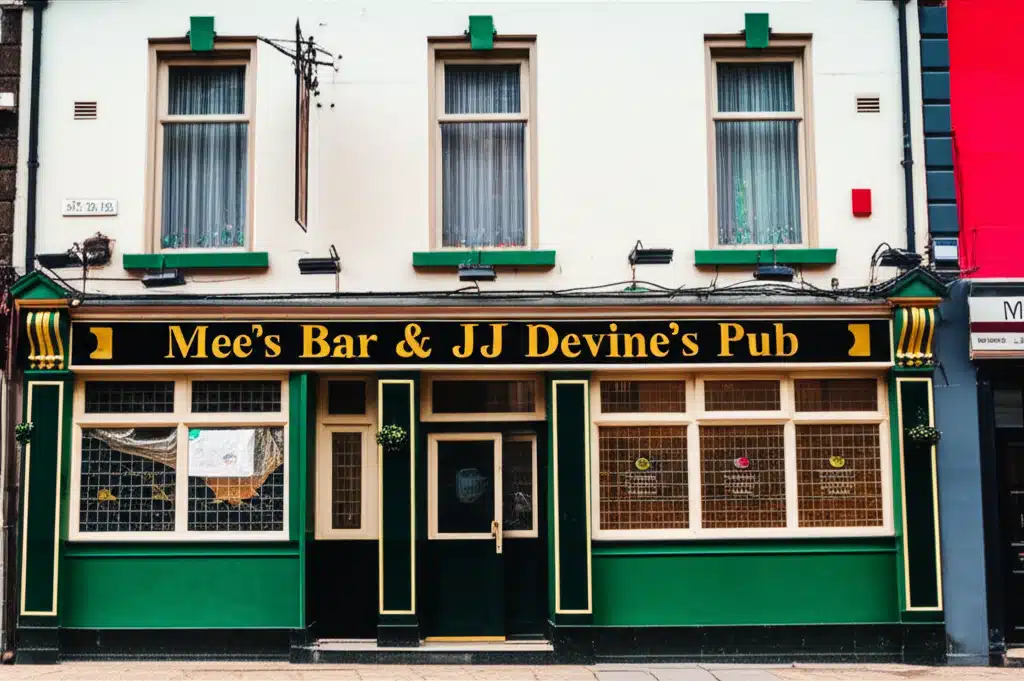 Mee's Bar & JJ Devine's Pub 1 Mees Bar & JJ Devines Pub: Pictiúr de Bheatha Poiblí i gContae an Chláir
