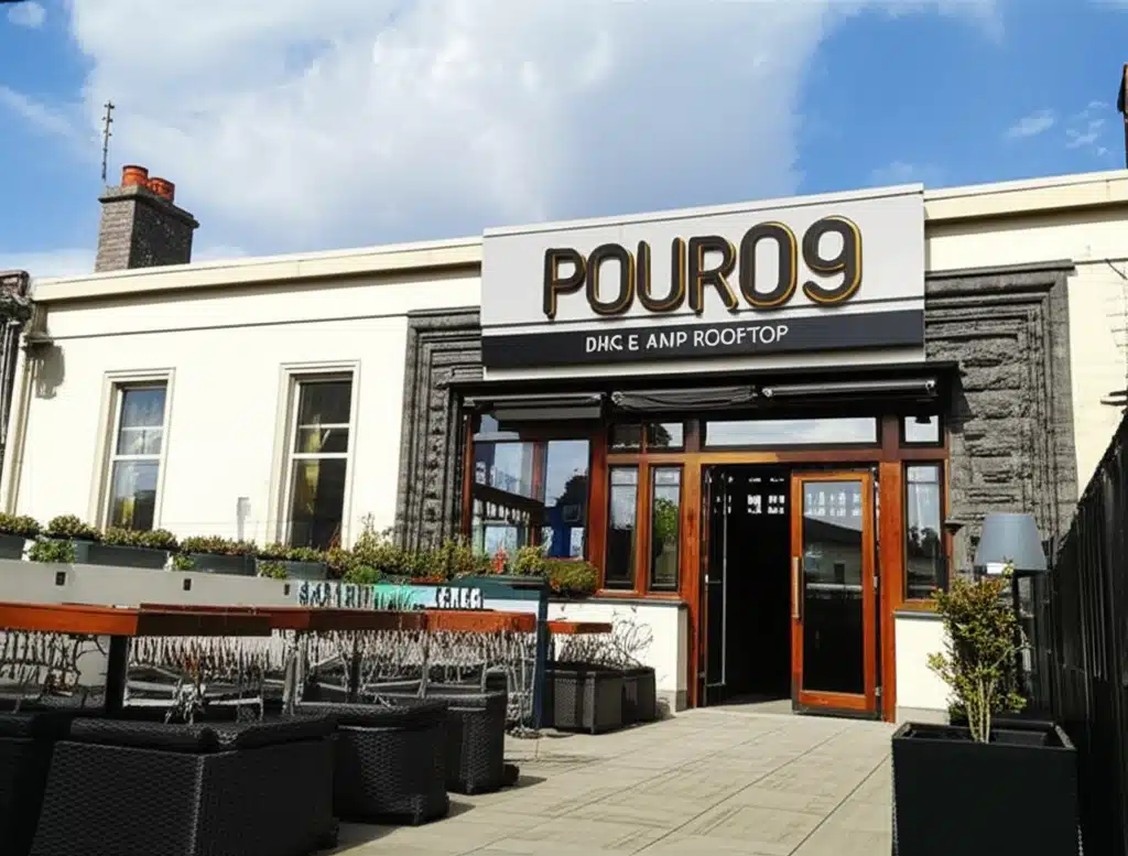 Pour09 Bar & Rooftop: Spás Nua agus Radharcí Breátha