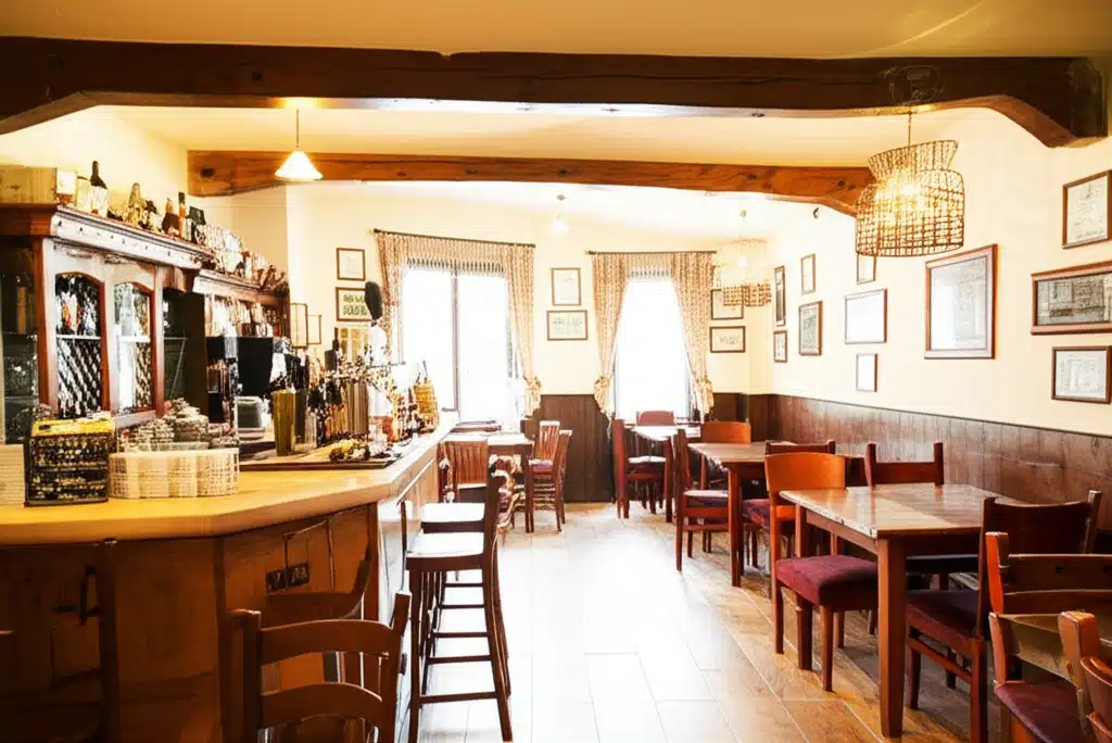 Slieve Aughty Woods Cafe and Wine Bar 1 Slieve Aughty Woods: Caifé agus Bár Fíona - Spás Taise