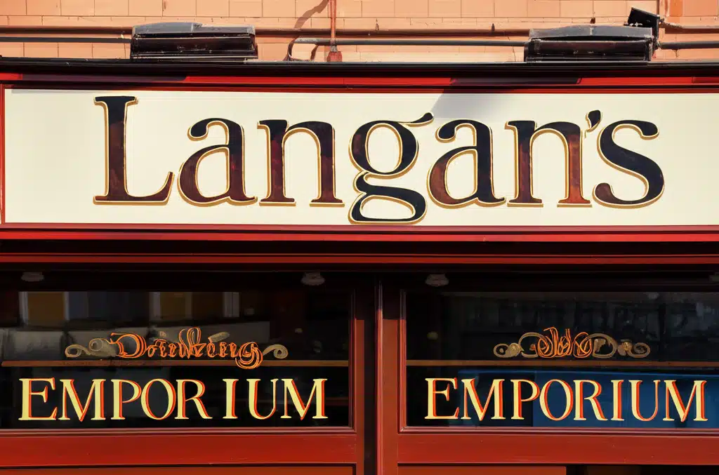 Langans Drinking Emporium 1 Tá €4.50 i gcostas ar gach deoch i Langans Drinking Emporium