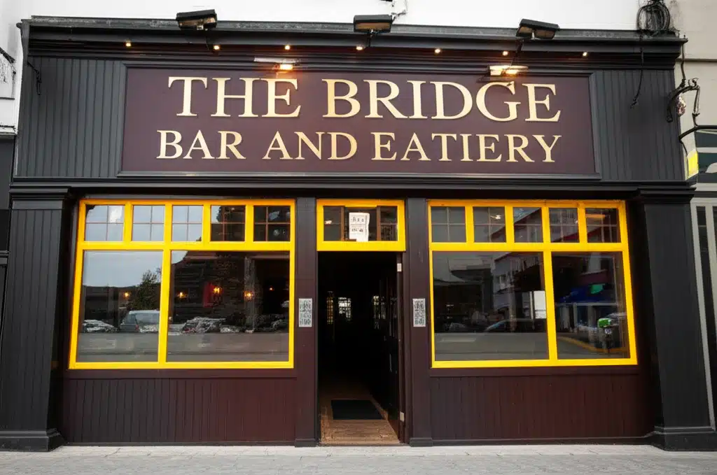 The Bridge Bar & Bia: Spás Sóisialta agus Bia Iontach