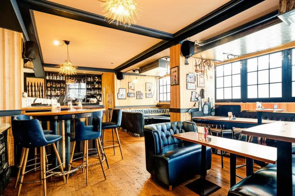 The Loft Cocktail Bar: Grá Ar Líne le Drinkaí Sínte & Ceol