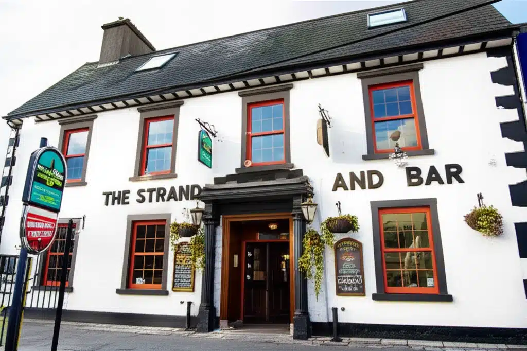 The Strand Hotel And Bar 1 The Strand Hotel & Bar: Teach Ósta agus Táirne ag an Trá