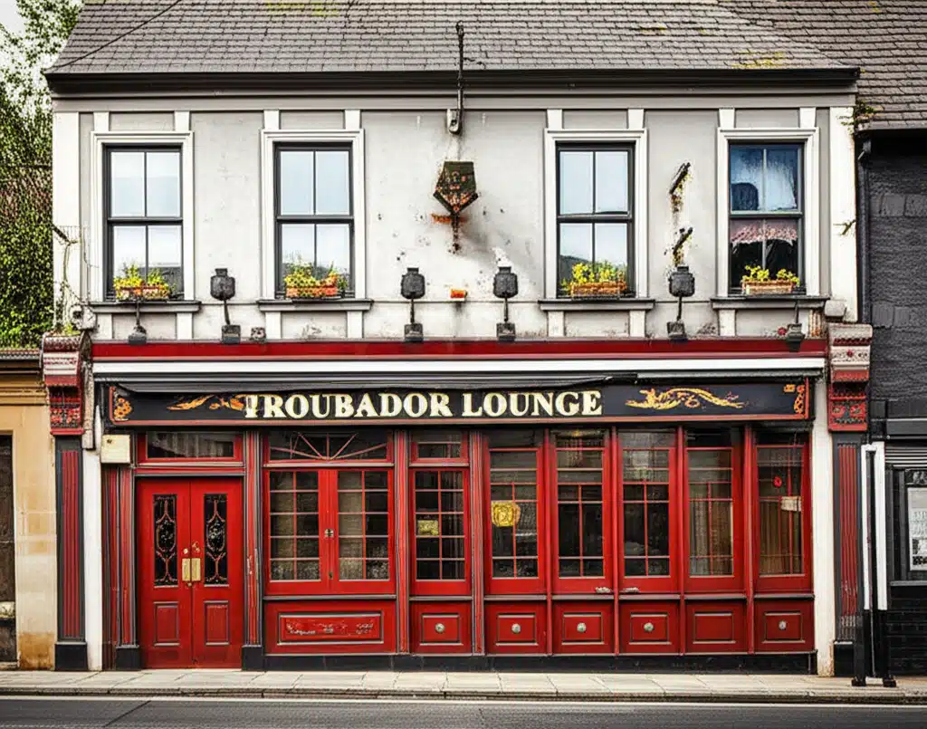 Troubador Lounge: Seomra Cómhta, Ceol & Craic i gCorméant